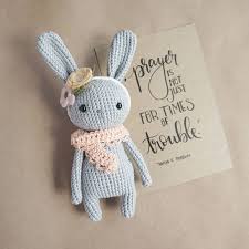 auch der minibobbli sieht schick aus mit blumchen kann man sich wirklich verlieben und die geben so ein hubsches crochet dolls crochet bunny crochet projects