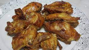 8 butir bawang merah 4 siung bawang putih 3 butir kemiri 2 cm. Ayam Goreng Bumbu Kuning Gurih Bisa Dibuat Dengan Cara Praktis Ini
