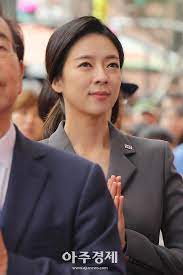 그 후 배현진 아나운서는 노조원들과 갈등을 빚어왔다. ë°°í˜„ì§„ ë¶€ëª¨ ìž¬ì‚°ê¹Œì§€ í•©ì³ë„ 3391ë§Œì²œì› ë¹š 1ì–µ8ì²œë§Œì› ë„˜ì–´ ì „í˜•ì  í™ìˆ˜ì € ì•„ì£¼ê²½ì œ
