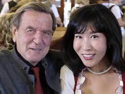 Gerhard Schroder Hochzeitsfeier Mit Jeder Menge Prominenz Trend Magazin Hochzeitsfeier Hochzeit Feiern Hochzeit