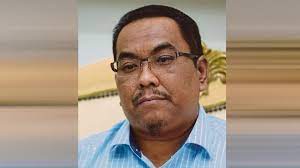 Nor melakukan pandu uji kenderaan di sebuah bilik pameran di juru, bukit. Sanusi Menteri Besar Kedah Ke 14