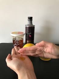 Mains Gercees Le Remede De Grand Mere Que Votre Peau Va Adorer Recette Remede De Grand Mere Remede Produits De Beaute