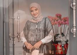 12 tutorial hijab zaskia sungkar simple dan terbaru hijabyuk com from hijabyuk.com Zaskia Sungkar Pamer Wajah Bangun Tidur Biar Pada Rusak Yang Penting Anak Sehat Pikiran Rakyat Tasikmalaya Halaman 2
