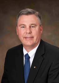 Bank leader announces retirement