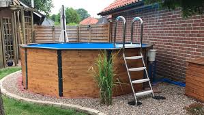 Stahlwandpool Verkleidung Poolumrandung Pool Verkleidet Mit Holz Pool Dekoriert Innenhofe Marokko In 2020 Pool Umrandung Diy Pool Ideen Swimming Pool