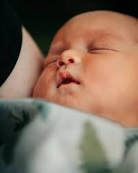 Sneak peek of this dreamy riverside maternity shoot👀 When should you book  your maternity shoot? Anywhere between 32 & 36 weeks is ideal so you're  looking and feeling good! It also helps