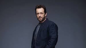 O ator luke perry, conhecido pelo seu papel como dylan mckay na série 'beverly hills 90210', morreu este domingo, aos 52 anos de idade, na sequência de um acidente vascular cerebral (avc). Morreu Luke Perry Estrela De Beverly Hills 90210 E Riverdale