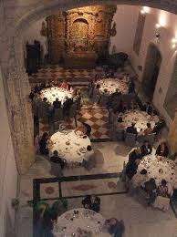 Nos encontraremos a las 16:00 horas frente al hostal de los reyes católicos, en la plaza del obradoiro.este antiguo hospital convertido en hotel es una de las mejores representaciones del estilo plateresco español.fue construido por los reyes católicos isabel y fernando para dar cobijo a los peregrinos que terminaban el camino agotados y, muchas veces, enfermos. Una Boda Picture Of Parador Hostal Dos Reis Catolicos Santiago De Compostela Tripadvisor