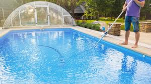 Homme Nettoyage Piscine A Aspirateur Tube Nettoyeur Tot Photo Premium
