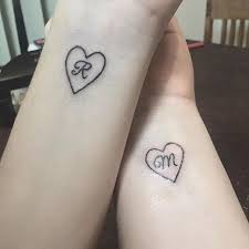 Initials Initials Are Perfect For Couple Tattoos Or Best Friends Tattoos And We Have Eslesen Dovmeler Ask Dovmeleri El Dovmeleri