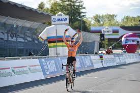 Imola ore 12:35, partono le ragazze mondiali per raggiungere il km zero. Anna Van Der Breggen Claims Also The Women Elite Road Race Rainbow Jersey At The 2020 Uci World Championships In Imola Emilia Romagna Campionati Italiani Ciclismo Su Strada 2021