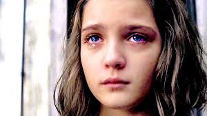 Episode 3/8 la douce elena a réussi à entrer au collège, tandis que l'impétueuse lila, empêchée de poursuivre ses études en dépit de réelles capacités, travaille à la cordonnerie de son père Une Telenovela Intello