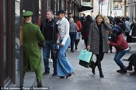 Faith Hill Shakes Hands With Homeless Woman Outside Harrods Daily Mail Online