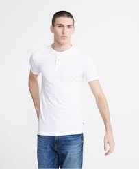 Il affiche un flock rouge vif effet vieilli sur le buste, venant joliment réveillé le gris chiné. Superdry Heritage Henley T Shirt Mit Kurzen Armeln Herren T Shirts