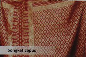 Kain songket palembang disulam menggunakan benang berwarna. Kain Songket Palembang Budaya Indonesia