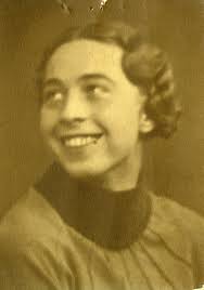 Else Hilton, datter av Martha Olsen, siste beboer i Stupinngata 10, på  Enerhaugen, -Norsk Folkemuseum