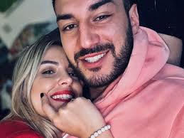 La scelta di lorenzo riccardi è claudia dionigi. Lorenzo E Claudia Figlio Nuova Casa E Il Rapporto Oggi Con Irene Capuano