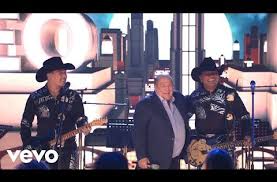 Canciones De Pelicula Amor A Primera Visa Leo Dan Bronco El Radio Esta Tocando Tu Cancion En Vivo Youtube En 2020 Canciones Bronco Tocarte