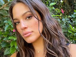 Ashley Graham straciła zęba po tym, jak ugryzła ciastko owsiane jej mamy.  Modelka pochwaliła się ''nowym'' uśmiechem