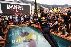 2021 net worth, salary, and christian horner is the present team boss of the aston martin red bull team. Formel 1 Ricciardo Fullt Furstin Ab Irre Pool Party In Monaco Autobild De