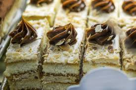 Nel frattempo, prepariamo la base della millefoglie: Millefoglie Con Crema Chantilly Al Rum E Nocciole