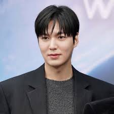 LEEMINHO] 📷 El actor Minho, que interpreta apasionadamente el papel del  turista espacial 'Gong Ryong', trae alegría a innumerables espectadores.  ദ്ദി・ᴗ・)✧ Will Gong Ryong, impulsado por su misión como obstetra, ¿Podrá  lograr