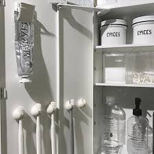 洗面台の鏡裏は100均のアイテムで整理整頓 おすすめの収納法8選 folk 収納 インテリア 収納 バスルームの整理整頓