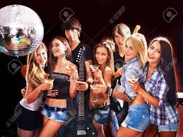 Groupe De Personnes Sur Disco En Boîte De Nuit. Les Effets De Lumière.  Banque D'Images Et Photos Libres De Droits. Image 15290460.