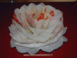 Per piegare i tovaglioli di carta a pasqua è importante armarsi di pazienza e molta fantasia. Fiore Facile Con Tovagliolo Di Carta Mamma E Bambini