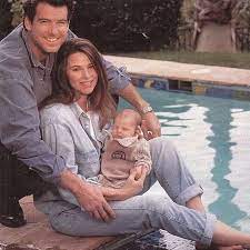 Keely shaye smith (born september 25, 1963), also known as keely shaye brosnan, is an american journalist, author, television host/correspondent, glamour model and actress. Pierce Brosnan Und Seine Frau Feiern 25 Jahre Zusammen Und Ihre Fotos Uber Die Jahre Sind Das Ultimative Ziel Fur Paare Bored Panda