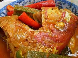 Selagi menunggu ikan didiamkan dengan bumbu perasan diatas, sekarang kita siapkan wajan dan tuangkan masak bumbu hingga menyusut airnya sedikit saja dan meresap kedalam ikan secara merata. Resepi Kari Kepala Ikan Merah Simple