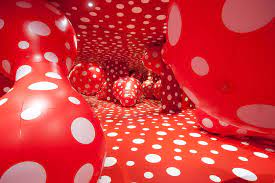 היא נחשבת לאחת מגדולי אמני הפופ ארט היפנים. Dots Obsession