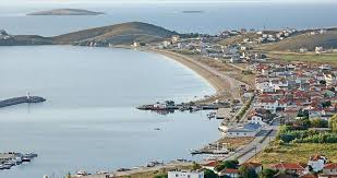 Deniz otobüsünden avşa'ya doğru gelirken ilk fark edeceğiniz şey, iskeleden iki kola ayrılan uzun bir sahil şeridi olacaktır. Avsa Adasi Turu Meis Turizm Yurtici Yurtdisi Turlari