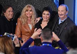21 tracce che racchiudono i grandi successi dagli anni '60 agli anni '90, per la prima volta eseguiti dal gruppo nella formazione originaria. Ricchi E Poveri A Sanremo La Prima Cosa E L Amicizia Gli Ospiti Ansa It