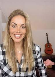 Lara Álvarez estrena nuevo look