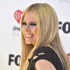 Sk8er Boi"und "I'm with You"den internationalen Durchbruch. Es folgten die  Alben "Under My Skin"(2004), "The Best Damn Thing"(2007), "Goodbye  Lullaby"(2011) und "Avril Lavigne"(2013). Avril Lavigne war von 2006 bis  2010 mit dem