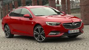 El nuevo opel insignia 2021 ya está disponible en la red de concesionarios con unos precios que arrancan en los 33.500 euros sin aplicar los descuentos y promociones vigentes, una cifra muy competitiva. The New Opel Insignia Exterior Design In Red Trailer Automototv Youtube