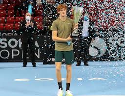 L'azzurro, a 19 anni e 3 mesi, raggiunge la prima finale in carriera in un torneo atp: Atp Sofia Jannik Sinner Premiere Sports Infos Ski Biathlon