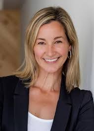 Courtney Noble's Instagram, Twitter & Facebook