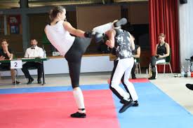 saˈvat), also known as boxe française, savate boxing, french boxing or french footfighting, is a french kickboxing combat sport that uses the hands and feet as weapons combining elements of english boxing with graceful kicking techniques. Savate Savate Moers