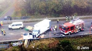 Lütjensee | nach einem schweren unfall war am freitagmorgen auf der b404 ein großaufgebot von feuerwehr, rettungsdienst und der polizei im einsatz. Auf Leitplanke Katapultiert Feuerwehr Magazin