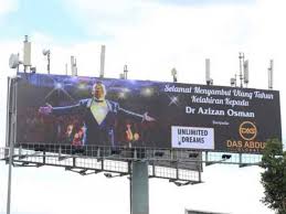 Tak henti kami mendoakan, mengisahkan, dan membanggakanmu. Video Dua Bekas Murid Beri Hadiah Rare Kepada Azizan Osman