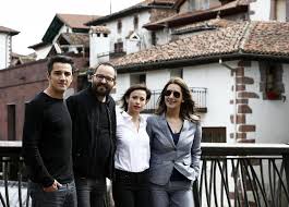 En los márgenes del río baztán, en tierras de navarra, aparece el cuerpo desnudo de una adolescente en circunstancias que relacionan ese crimen con un asesinato ocurrido un mes atrás. El Guardian Invisible Se Desmarca De Su Actriz Miren Gaztanaga Tras Sus Palabras