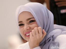 7 Tahun Hijrah, Dewi Sandra: Belajar Agama Itu Harus Menolkan Diri