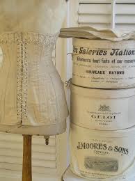 Love The Simplicity Of This Shot And The Corset With A Simple Lace Trim Would Make A Great Reta Boite A Chapeau Decoration Maison De Campagne Boite