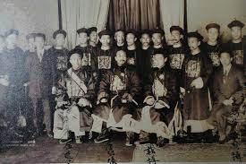 1908年 清廷派唐绍仪出使美国 庆亲王次子爱新觉罗载搏随行 照片为使团在美国华盛顿留影 中坐者为唐绍仪 后中华民国首任总理 右坐者为爱新觉罗 载搏 庆亲王爱新觉罗奕劻的次子 左坐者为伍廷芳 照片上有毛笔手写题注