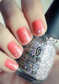 Con este esmalte de uñas con glitter que acabas de hacer también puedes probar la técnica de decorar uñas en degradé o quizás implementar decorados de uñas originales. 41 Ideas De Disenos De Unas Cortas Decoradas
