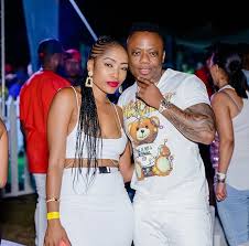 Download dj tira ngawe mp3 ft joocy, dladla mshunqisi & blaqrythm dj tira. Fans Fight For Dj Tira S Wife After A Fan Grabs His Ass Vuzacast