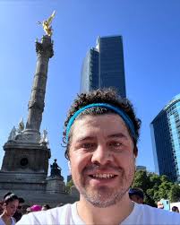 No todo es trabajo. Aquí les presumo la foto que me tomé ayer cuando  terminé el medio maratón de la Ciudad de México. Este tipo de competencias  me ha enseñado que saber