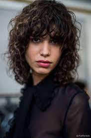 Cheveux courts ondulés sur pinterest coiffures coréennes. Comment Porter La Frange Sur Cheveux Boucles